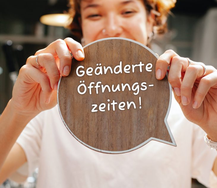 Schild mit Hinweis zu Öffnungszeiten