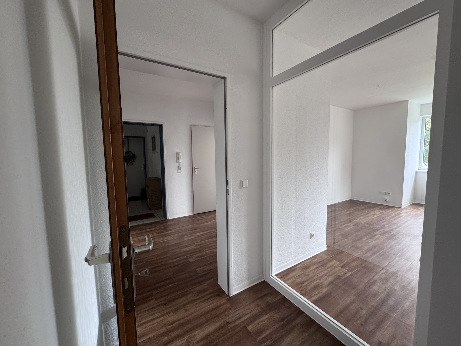 Flur mit Blick ins Wohnzimmer